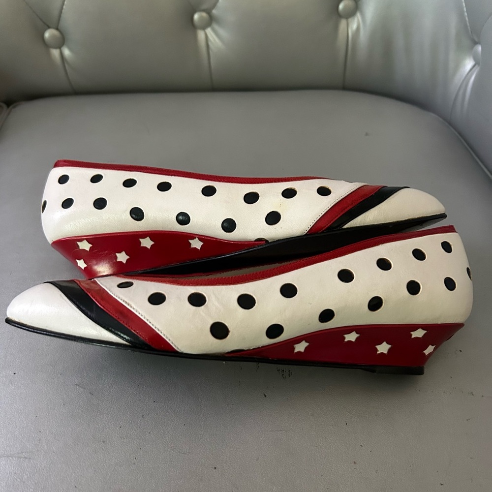 Paradox by Zalo 1980s vintage. NEW deadstock. Size 9B. 1” wedge. Black, red whit